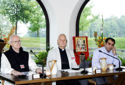 p. André Louf na mesa da presidência durante o Convénio Ecuménico Internacional de 2007