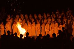 La comunità di Bose riunita attorno al fuoco per la festa della nascita di San Giovanni Battista, 24 giugno 2007