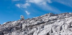 OFIS Arhitekti in collaborazione con gli ingegneri locali CBD, Kanin Winter Cabin, progettata per resistere a condizioni meteorologiche estreme sul Monte Kanin (slovenia).